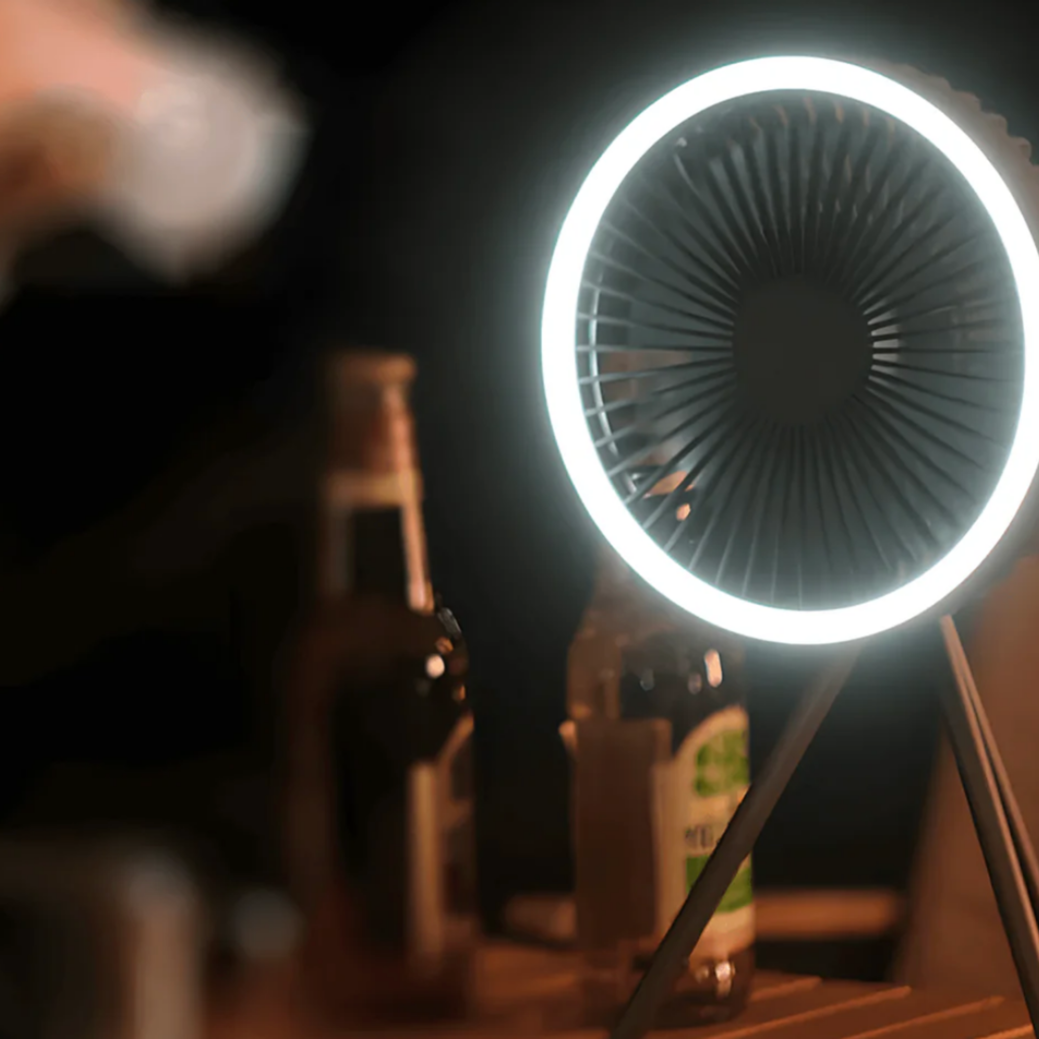 AirBreeze Camping-Ventilator mit LED-Licht