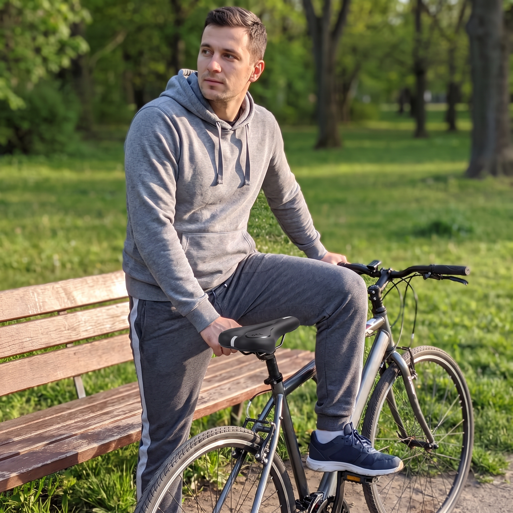 Entspannter Mann sitzt bequem auf seinem Rad mit dem Gel-Sattel